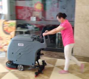 恒茂梦时代小区物业采购使用X530手推式洗地机和S1400电动扫地车